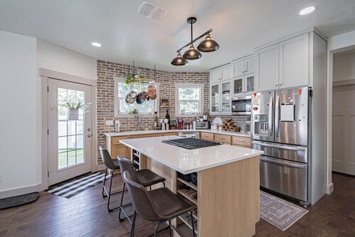 Pet Friendly Downtown Vintage House w/ Hot Tub!