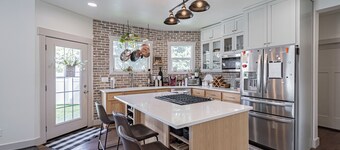 Pet Friendly Downtown Vintage House w/ Hot Tub!