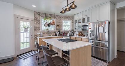 Pet Friendly Downtown Vintage House w/ Hot Tub!