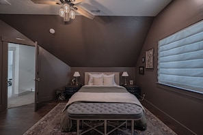 4 bedrooms, desk, WiFi, bed sheets - Pet Friendly Downtown Vintage House w/ Hot Tub! (Idaho Falls)