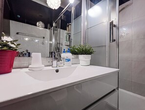 Dusche, Haartrockner, Bidet, Handtücher