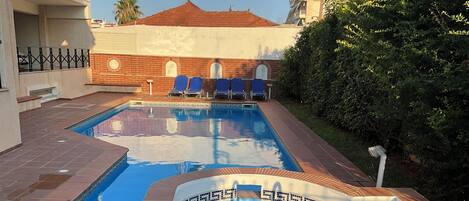 Una piscina al aire libre