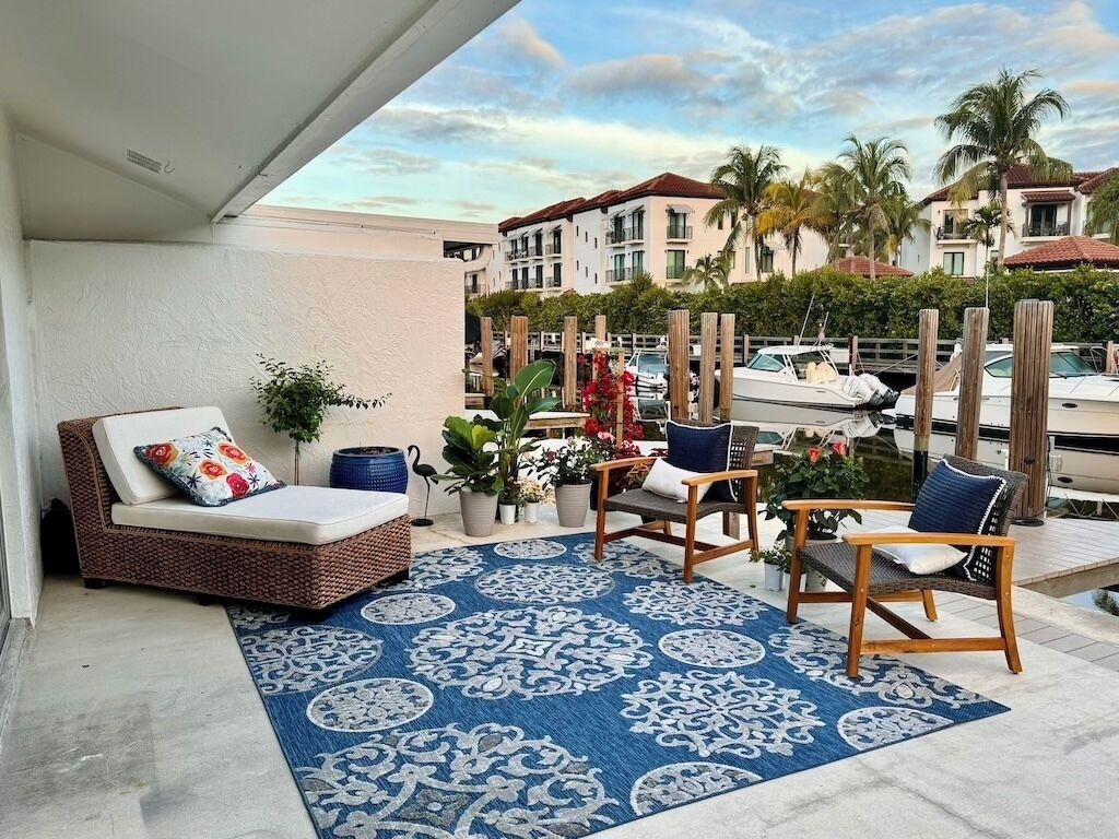 Naples Beautiful Waterfront 2/2 Condo.  