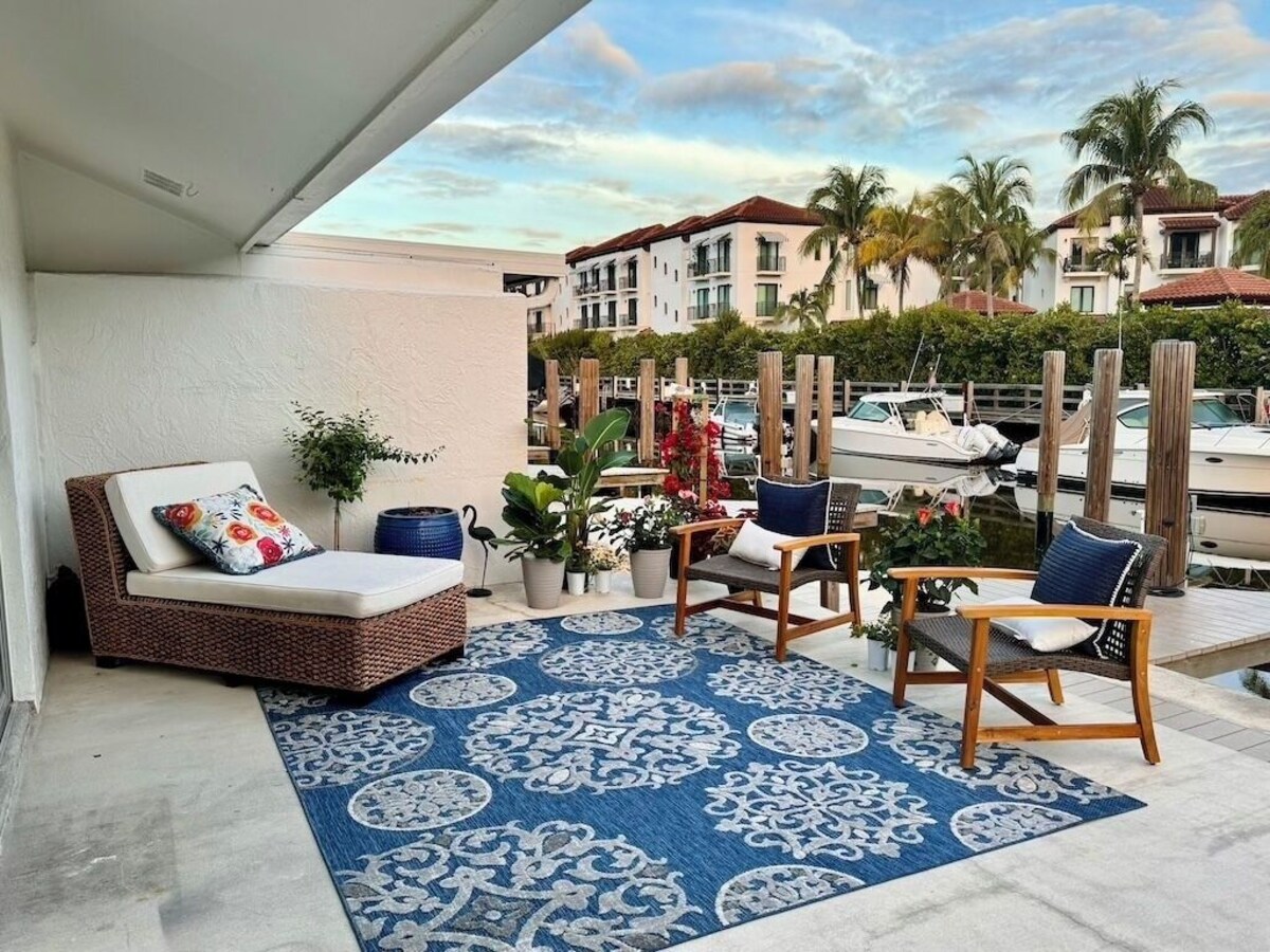 Naples Beautiful Waterfront 2/2 Condo.