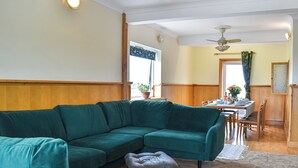 TV - 3 bedroom accommodation in Canterbury (Canterbury)