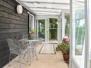 Outdoor dining - 3 bedroom accommodation in Canterbury (Canterbury)