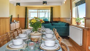 Dining - 3 bedroom accommodation in Canterbury (Canterbury)