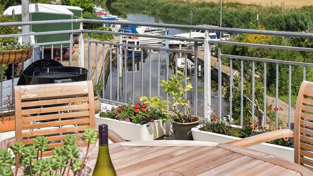 Outdoor dining - 3 bedroom accommodation in Canterbury (Canterbury)