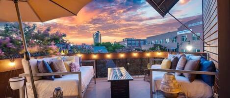 Condo Deluxe, 2 phòng ngủ, bếp, quang cảnh thành phố | Hiên