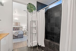 Appart'hôtel Deluxe, 2 chambres, cuisine, vue ville | Salle de bain | Ensemble douche/baignoire, sèche-cheveux, peignoirs, serviettes fournies