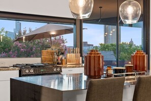 Deluxe Condo, 2 Bedrooms, Kitchen, City View | Private kitchen | Full-size fridge, microwave, oven, stovetop - 2BR Designer Condo East Downtown Austin (Austin)