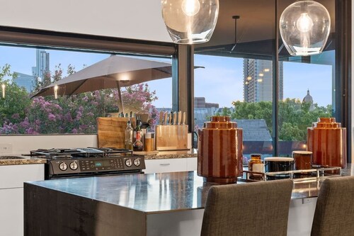 2BR Designer Condo East Downtown Austin
