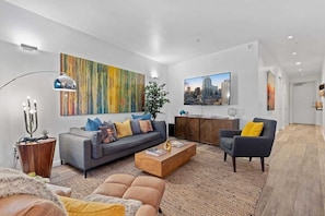 豪華公寓客房, 2 間臥室, 廚房, 城市景觀 | 客廳 | 平面電視
