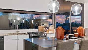 Condo Deluxe, 2 habitaciones, cocina, vista a la ciudad | Cocina privada | Refrigerador con congelador, microondas, horno y parrilla de estufa