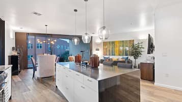 Condo Deluxe, 2 habitaciones, cocina, vista a la ciudad | Área de sala de estar | Televisión de pantalla plana