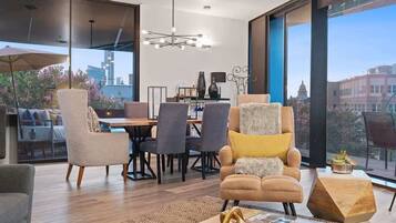 Appartamento Deluxe, 2 camere da letto, cucina, vista città | Sala da pranzo