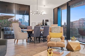 Deluxe Condo, 2 Bedrooms, Kitchen, City View | Dining room