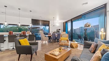 Deluxe Condo, 2 Bedrooms, Kitchen, City View | Living room | Flat-screen TV