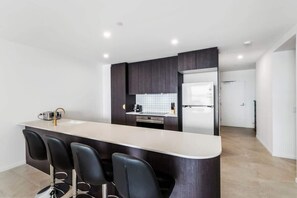 Réfrigérateur, micro-ondes, plaque de cuisson, lave-vaisselle