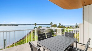 Outdoor dining - Beautiful new apartment with stunning views in the heart of town (Batemans Bay)