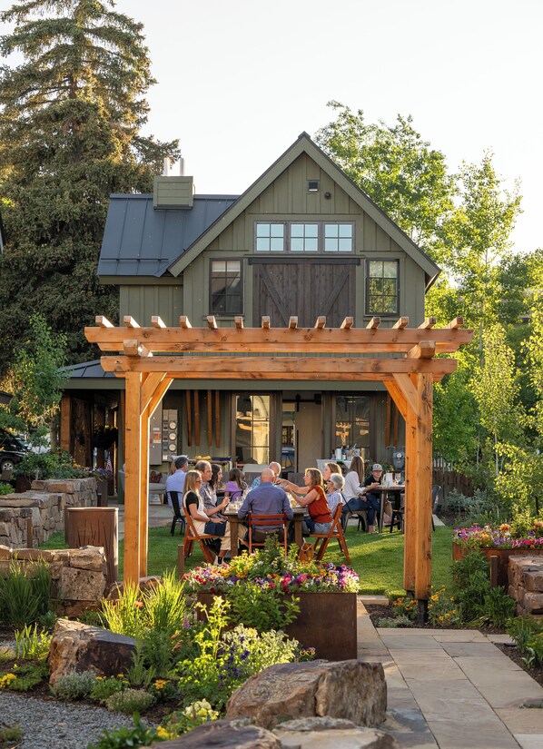 Outdoor dining - Academy Place | Marsh Marigold (Crested Butte)