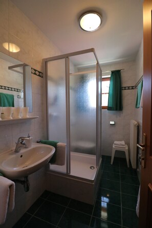 Dusche, Haartrockner, Handtücher, Toilettenpapier