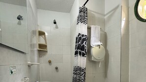 Shower, towels, soap, toilet paper - Classic Doble (Santander)