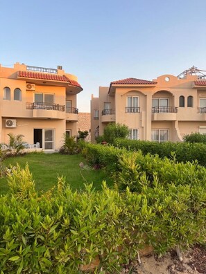 Exterior - Lovely beach view 4-bedroom villa in Marsa Matrouh Governorate with WiFi, AC (Marsa Matrouh Governorate)
