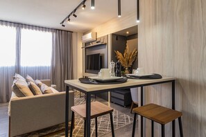 아파트 | 거실 공간 | 디지털 채널 시청이 가능한 43인치 TV, 넷플릭스, 스트리밍 서비스