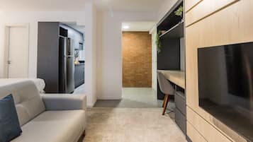 Apartamento | Área de estar | TV 43 polegadas com canais digitais, Netflix, serviços de streaming