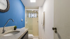 A bathroom with a sink, toilet, and shower. - Duque by My Way (Porto Alegre)