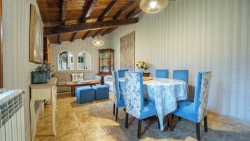 Traditional Cottage, Garden View | Dining room