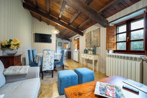 Traditional Cottage, Garden View | Living area