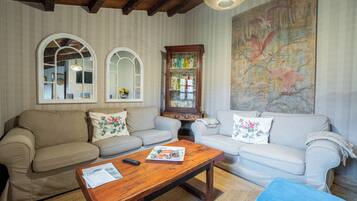 Traditional Cottage, Garden View | Living room