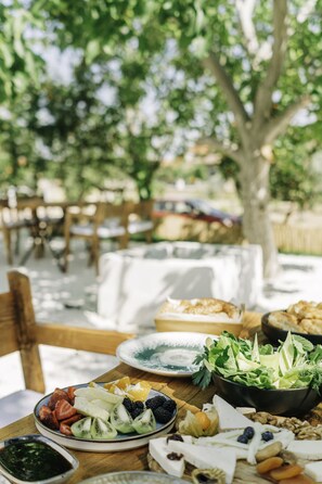 Free daily local cuisine breakfast  - Riserva Butik Otel Urla (Urla)