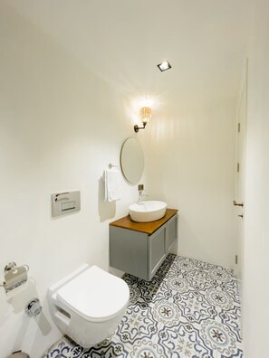 Habitación Deluxe | Baño | Secador de pelo, zapatillas y toallas