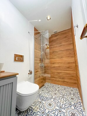 ห้องสแตนดาร์ด, วิวสวน | ห้องน้ำ | ไดร์เป่าผม, รองเท้าสวมภายในห้อง, ผ้าเช็ดตัว