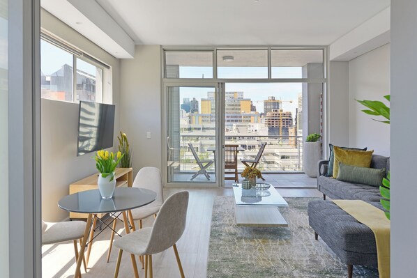 Smart TV - Cozy Corner Apartment with Stunning City & Mountain Views in welcoming Cape Town (Cape Town)