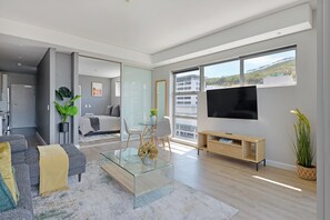 1 bedroom, desk, WiFi, bed sheets - Cozy Corner Apartment with Stunning City & Mountain Views in welcoming Cape Town (Cape Town)
