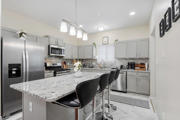 Een koelkast, een microgolfoven, een oven, een kookplaat