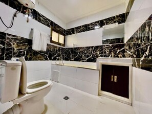 Bañera con ducha, secador de pelo, toallas, jabón