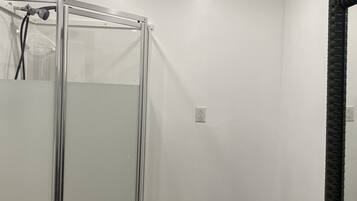 Chuveiro, secador de cabelo, toalhas de banho