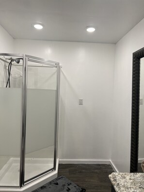 Chuveiro, secador de cabelo, toalhas de banho 