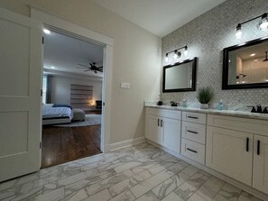 Una scrivania, ferro/asse da stiro, Wi-Fi, lenzuola