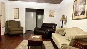 Living area - House Family Ensuite Pool View-DeMott House (Hartsfield)