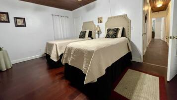 4 bedrooms, WiFi (free), bed sheets