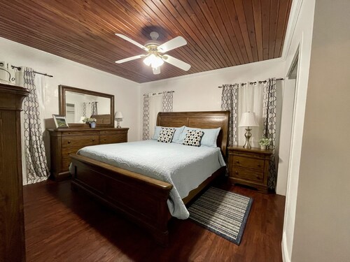 House-Family-Ensuite with Shower-Pool View-DeMott House