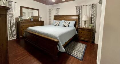 House-Family-Ensuite with Shower-Pool View-DeMott House