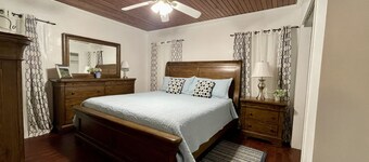 House-Family-Ensuite with Shower-Pool View-DeMott House