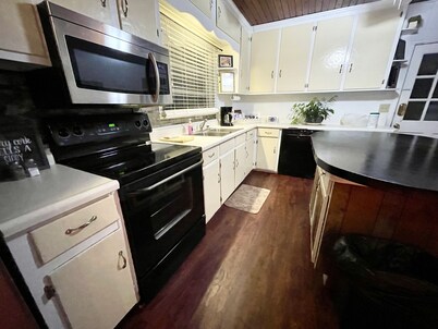 House-Family-Ensuite with Shower-Pool View-DeMott House
